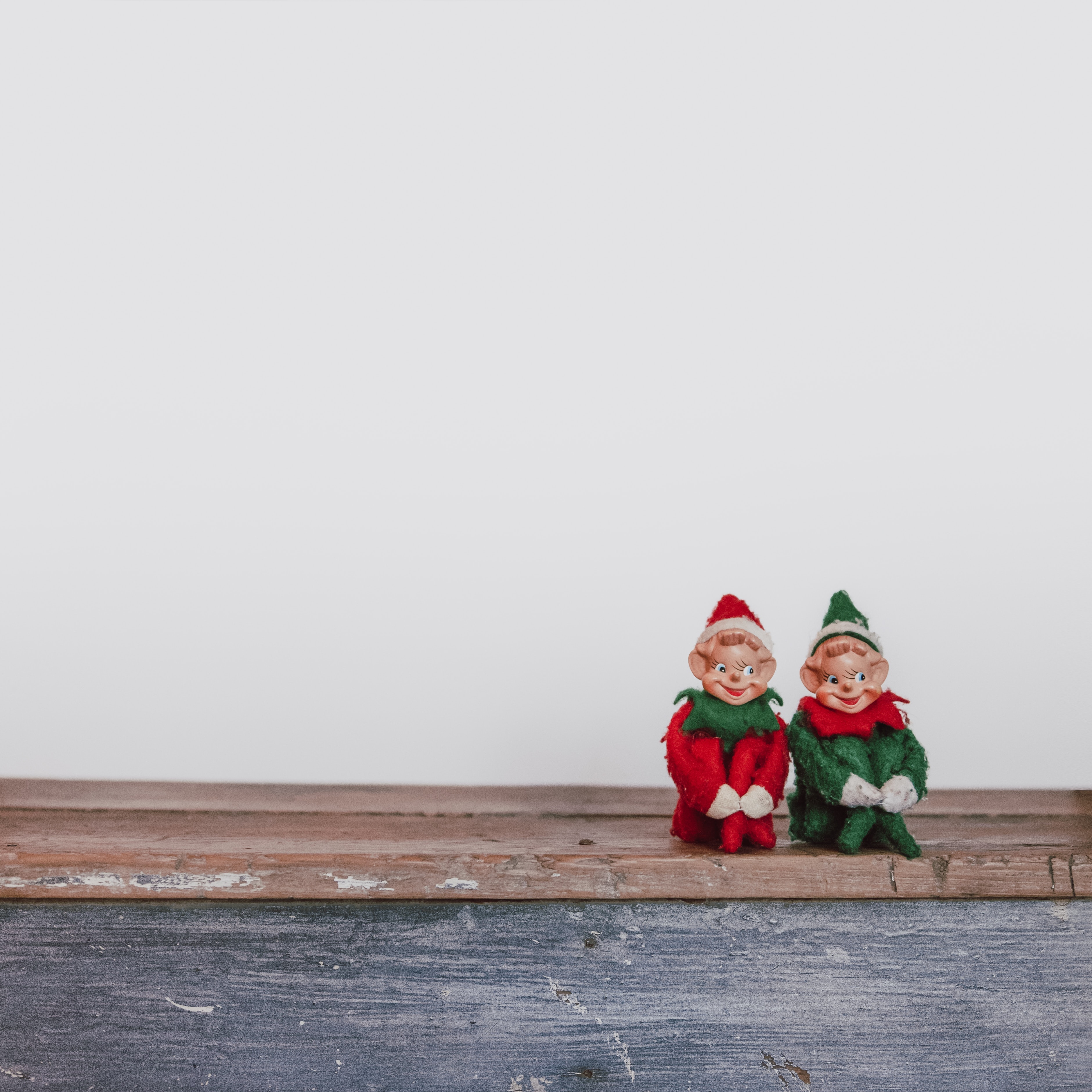 Two helpful elfs on a shelf